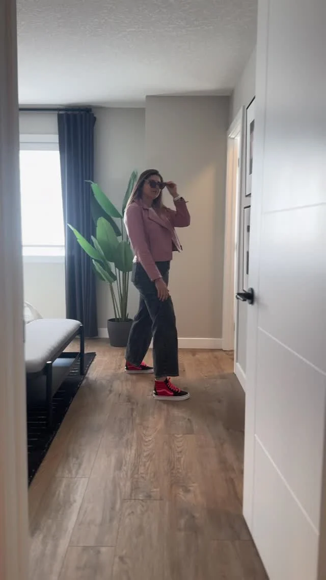 😎 

Yes our team did design matching Vans to our brand colours 🔥