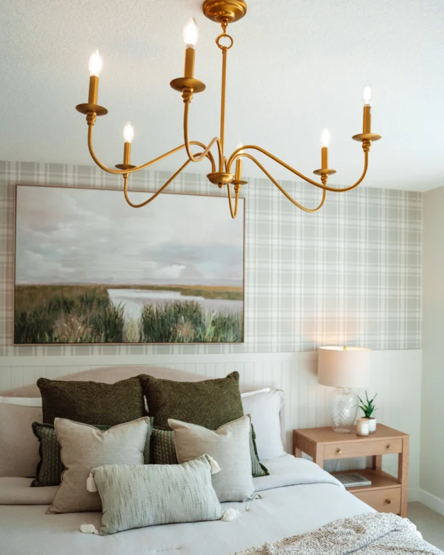 A little gold can shift the whole mood of a room. In the lights and the fixtures, it warms the space and adds a soft glow you notice right away. You can see it for yourself in our Vilano II showhome in Esker Park, where those small touches pull the whole place together.

📍169 Drystone Way NW

#shanehomes #eskerpark #newhomes #calgaryhomes #albertahomes #calgaryhomebuilder #interiordesign #designinspiration #homeinspo #goldaccents