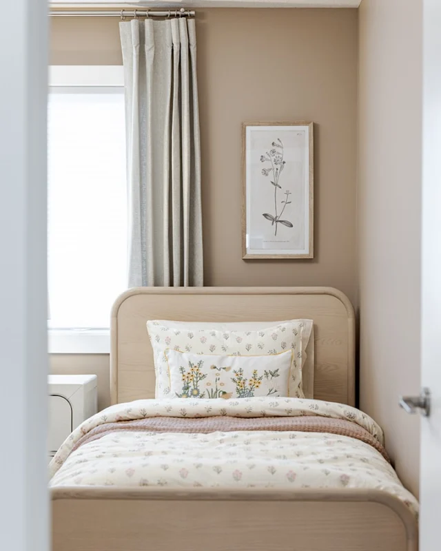 We opened a brand new showhome in Vantage Rise, in Airdrie! Meet the Saffron.

This beautiful and bright home features:
- 5 bedrooms, 4 bathrooms, and 2600 http://sq.ft.
- Spacious kitchen with island, full-height cabinets, and upgraded finishes
- Spice kitchen
- Second floor central family room that separates the owner's suite and secondary bedrooms, providing more privacy
- Main bedroom and full bathroom on the main floor
- 3 secondary upstairs bedroom

Take the tour for yourself at
📍131 Vantage Cres, SW, Airdrie

#showhomes #airdrie #airdriehomes #calgaryhomebuilder #newhomes
